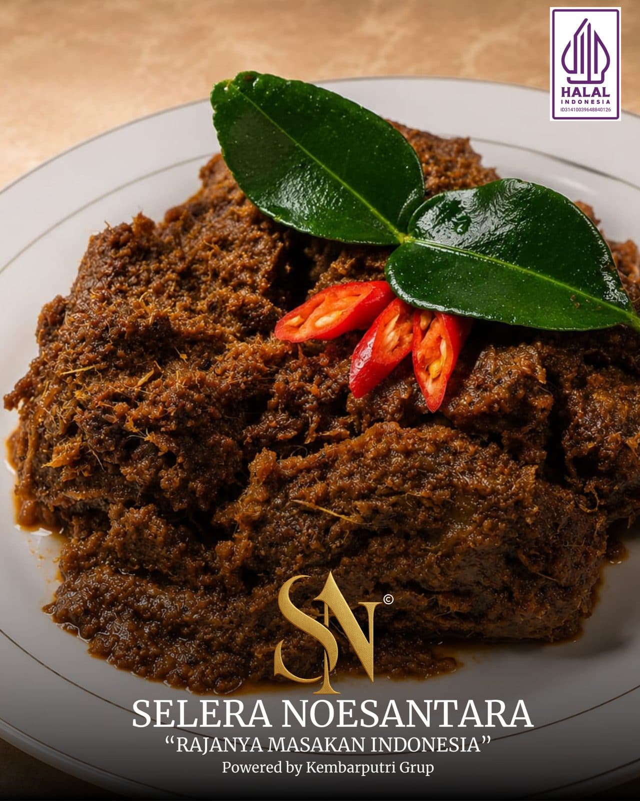 Rendang dengan daun jeruk dan cabai merah